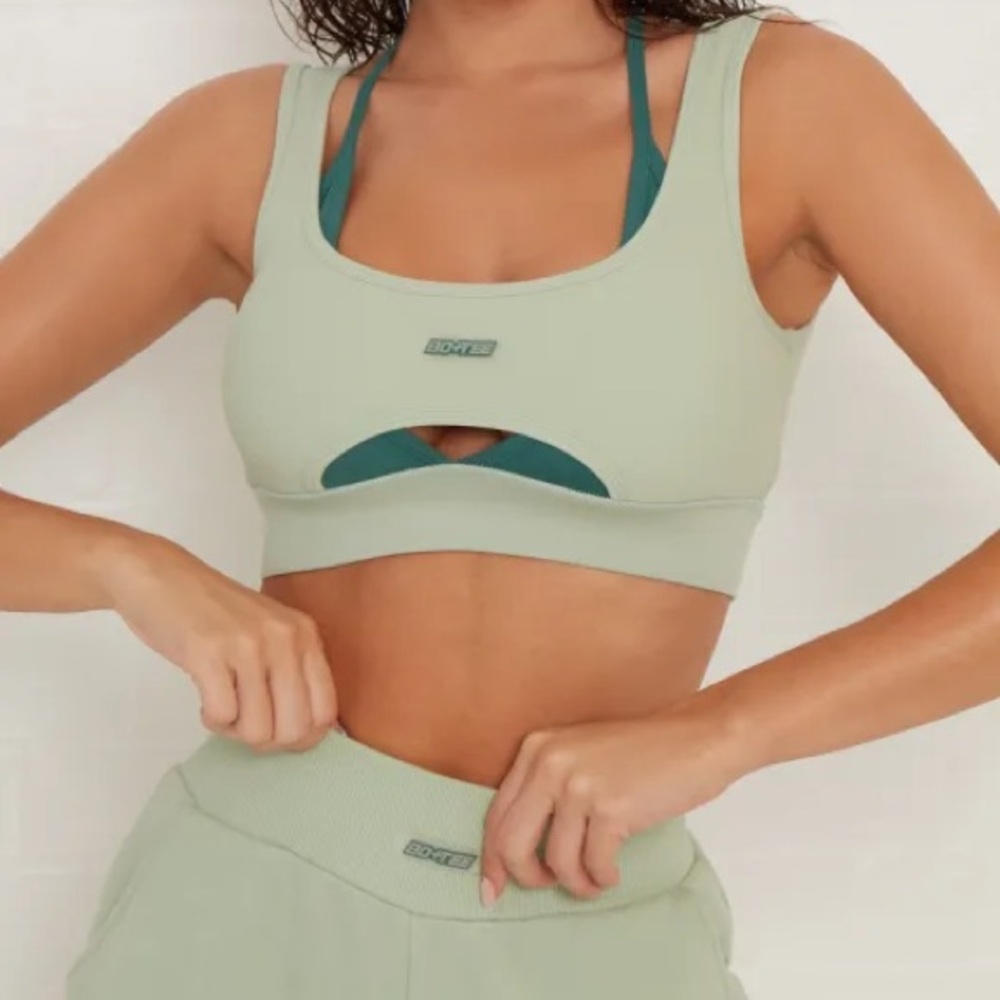 Bo + Tee Layered Cut Out Sports Bra 💚